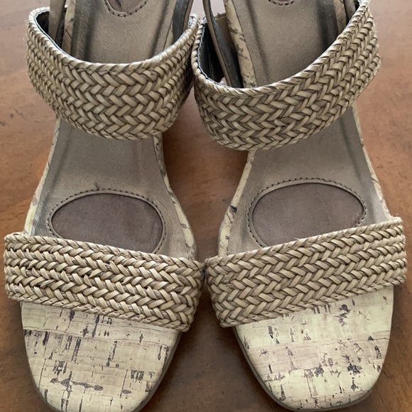 Donated*** Life Stride Memory foam wedges size 8.5 - Picture 2 of 3